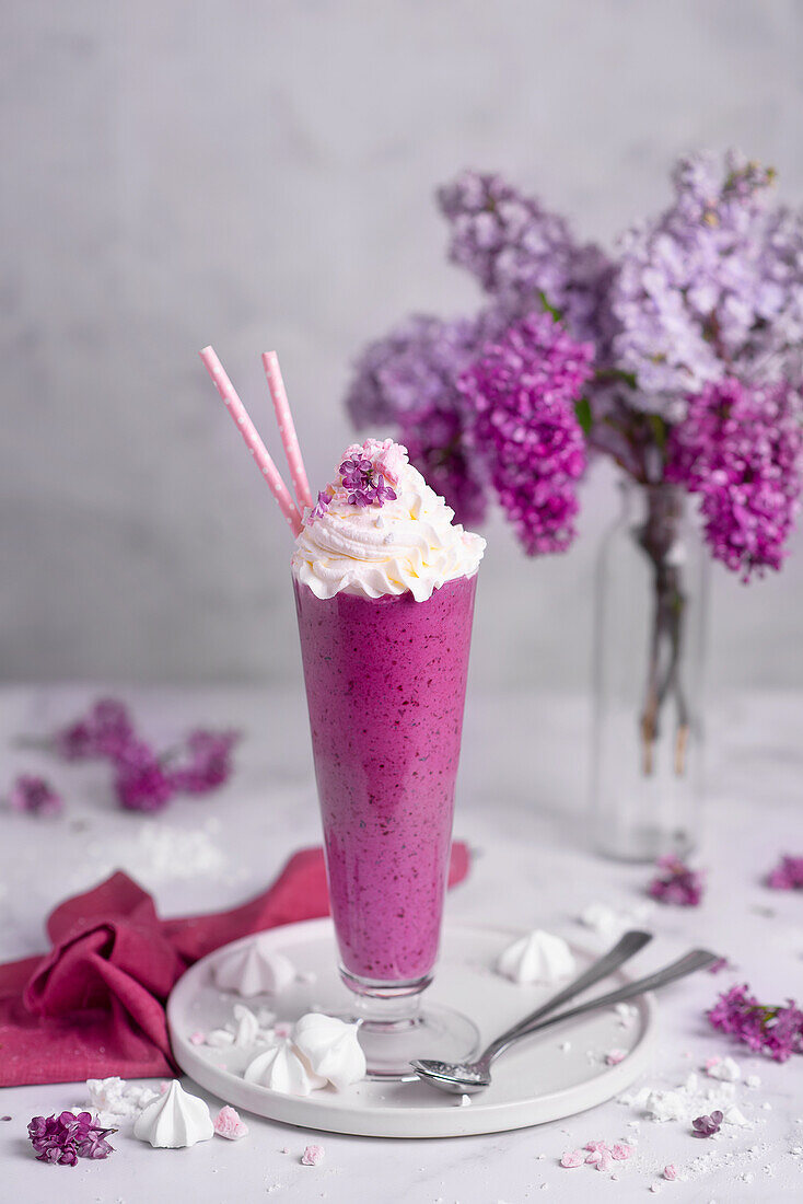 Blaubeer-Smoothie mit Schlagsahne