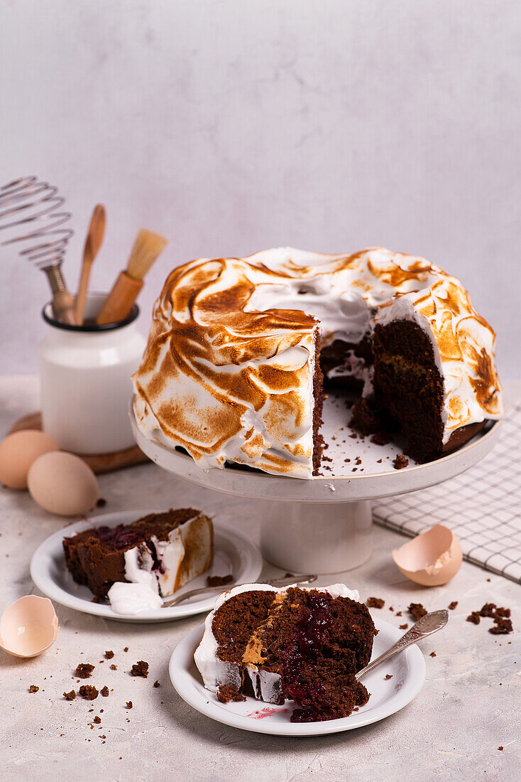 Schokoladenkuchen mit Erdnussbutterfüllung und Baiser