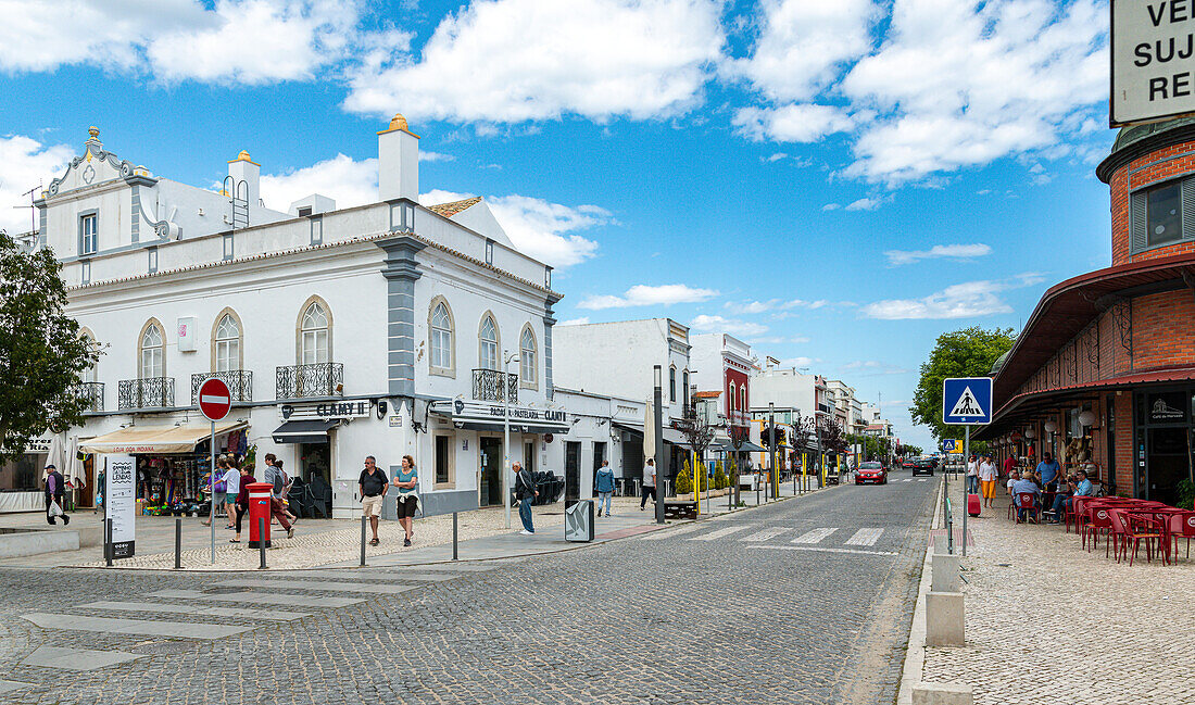 Stadtansicht mit Straßencafes, Olhao, Faro, Portugal