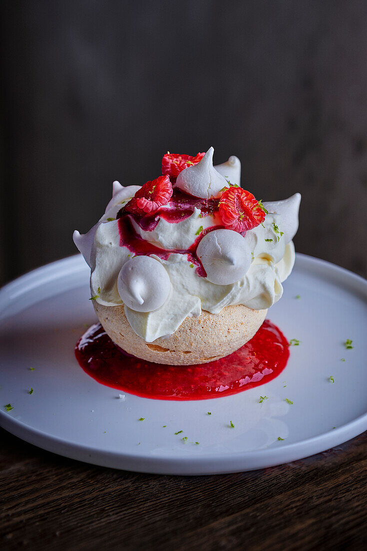 Mini pavlova with red fruits and coulis