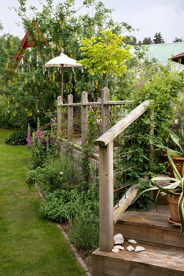 Holztreppen führen zu der Terrasse