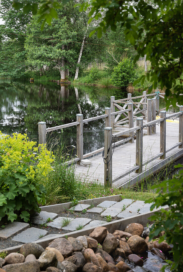 Gartenteich mit Holzsteg