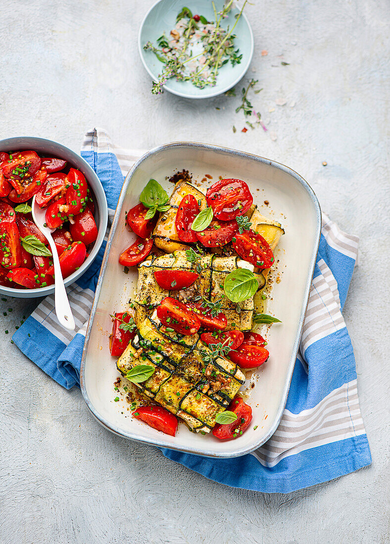 Zucchini-Feta-Päckchen mit Tomatensalsa