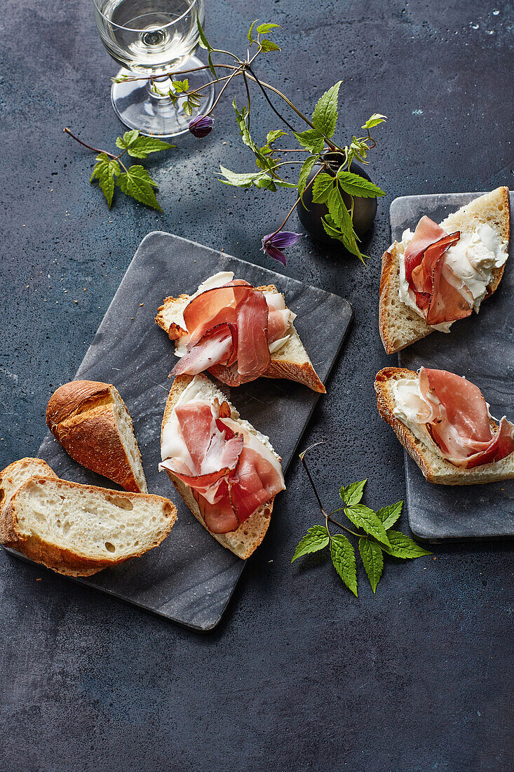 Baguette bites with cream cheese and ham