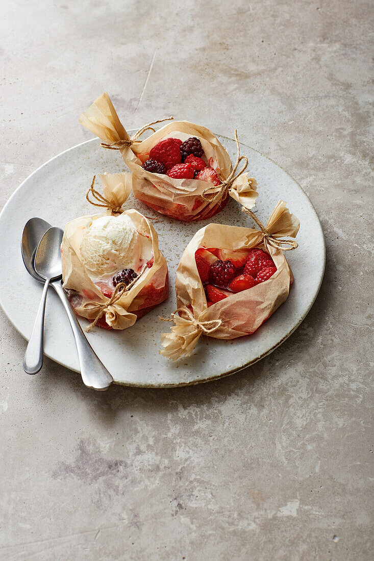 Gegrillte Obstpäckchen mit hausgemachtem Vanilleeis