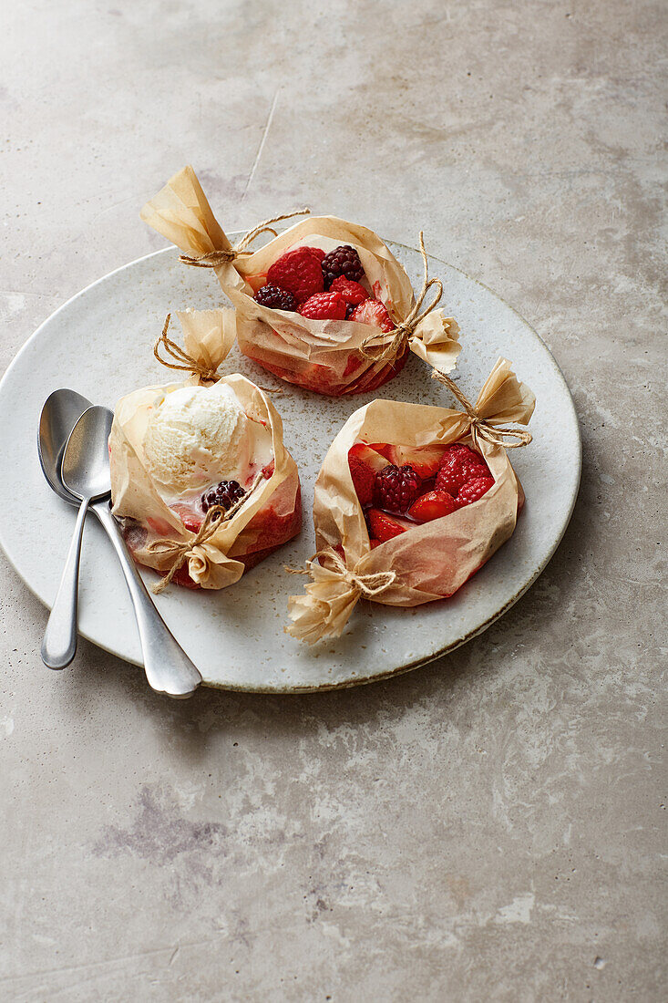 Grilled fruit parcels with homemade vanilla ice cream