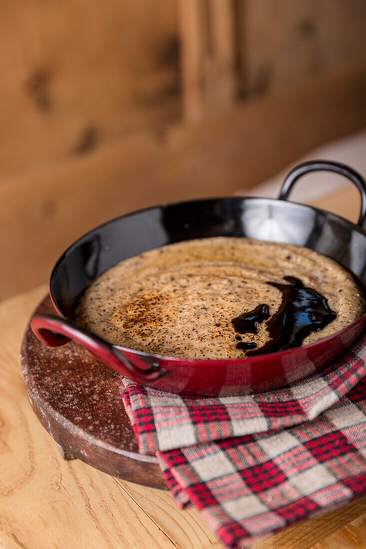 Schwarzplentenes Mus mit Holersulze (Buchweizenmus mit Holunderbeersauce, Südtirol)