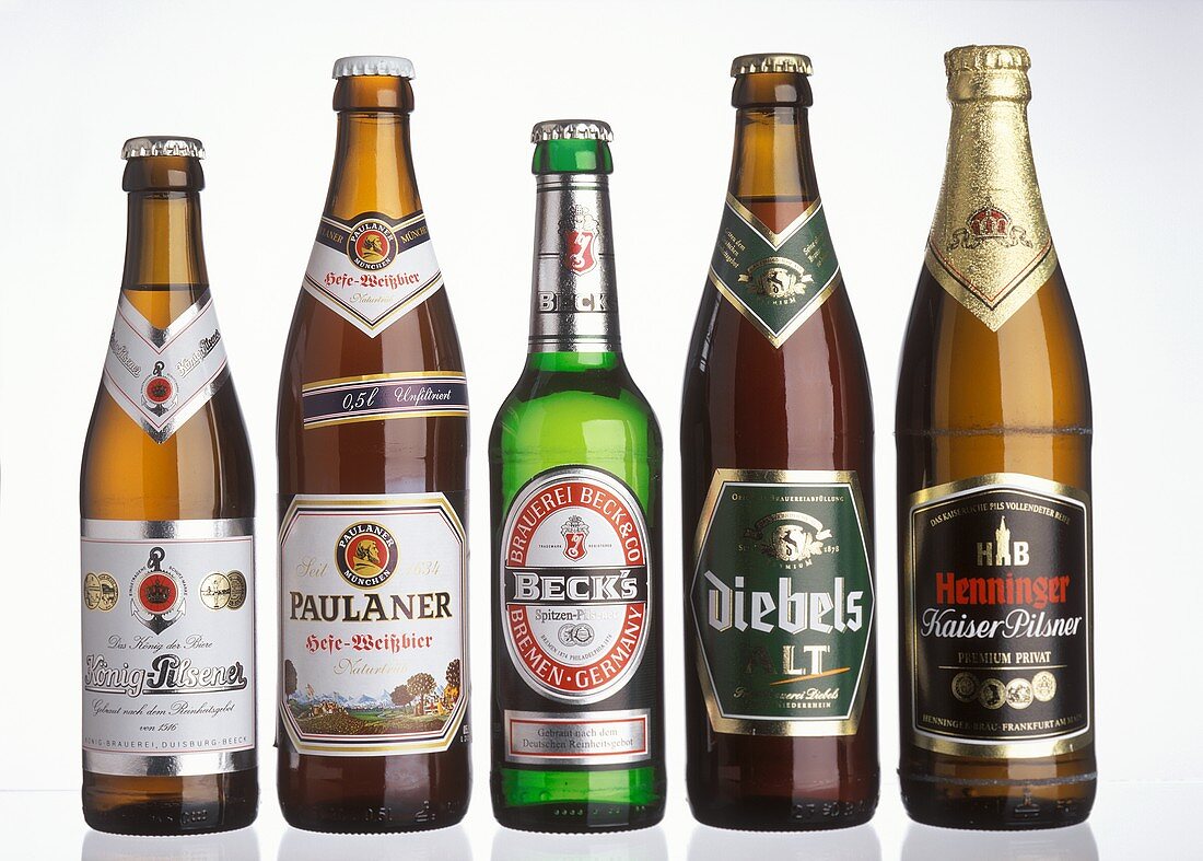 Fünf verschiedene deutsche Biere in Flaschen (mit Etiketten)