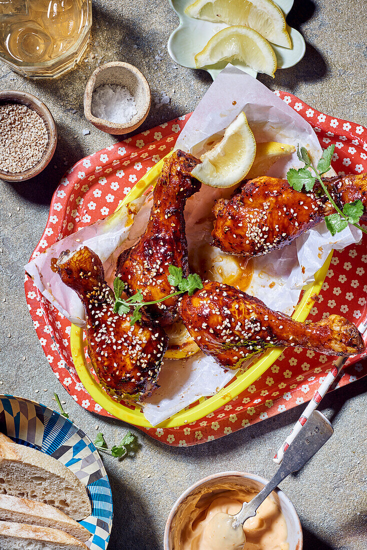 Hähnchenkeulen mit sticky Teriyaki-Glasur