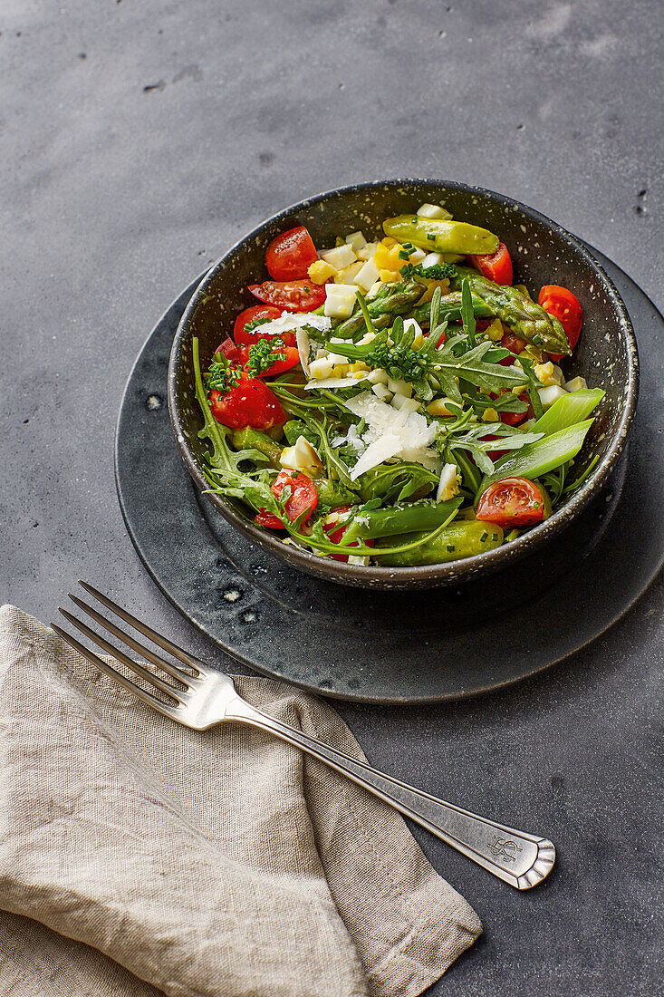 Spargelsalat mit Eiervinaigrette und Heidemilchkäse