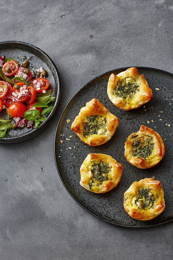 Wildkräuterquiches an Tomatensalat mit Löwenzahnkapern