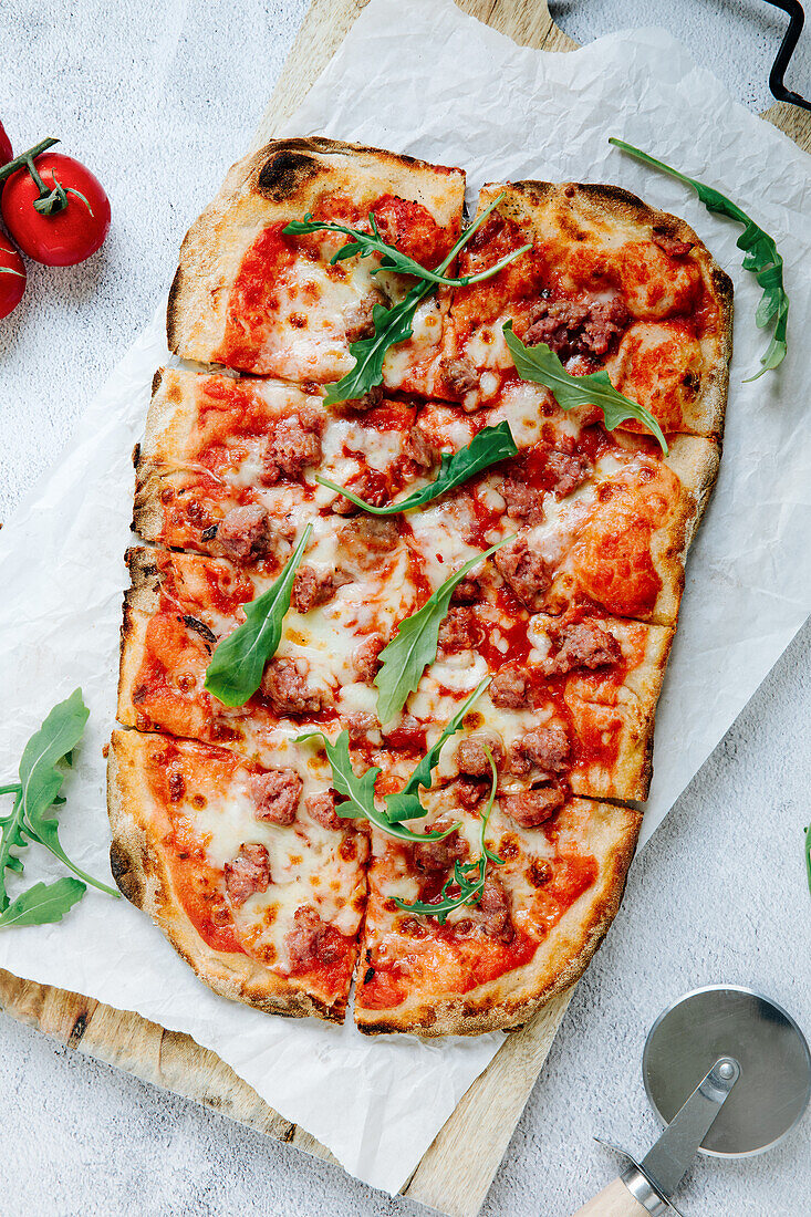 Pinsa mit Ruccola, Salsiccia und Mozzarella