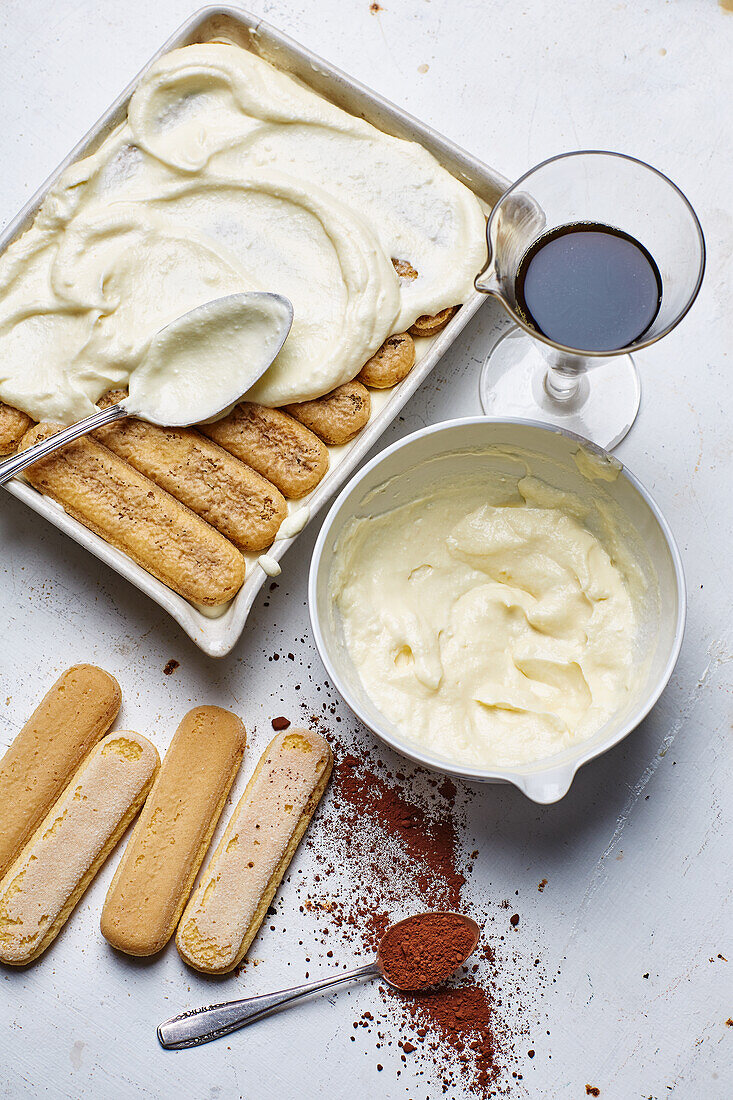 Tiramisu (Mascarponecreme auf Löffelbiskuits streichen, Venetien)