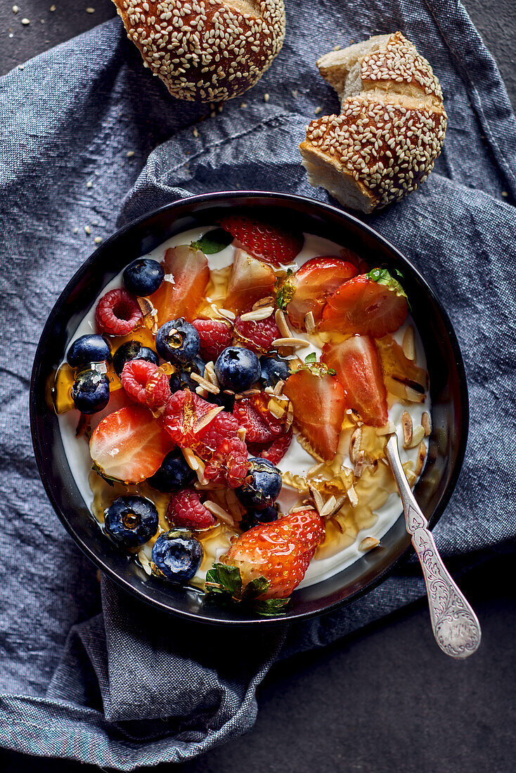 Joghurt mit frischen Beeren und Honig