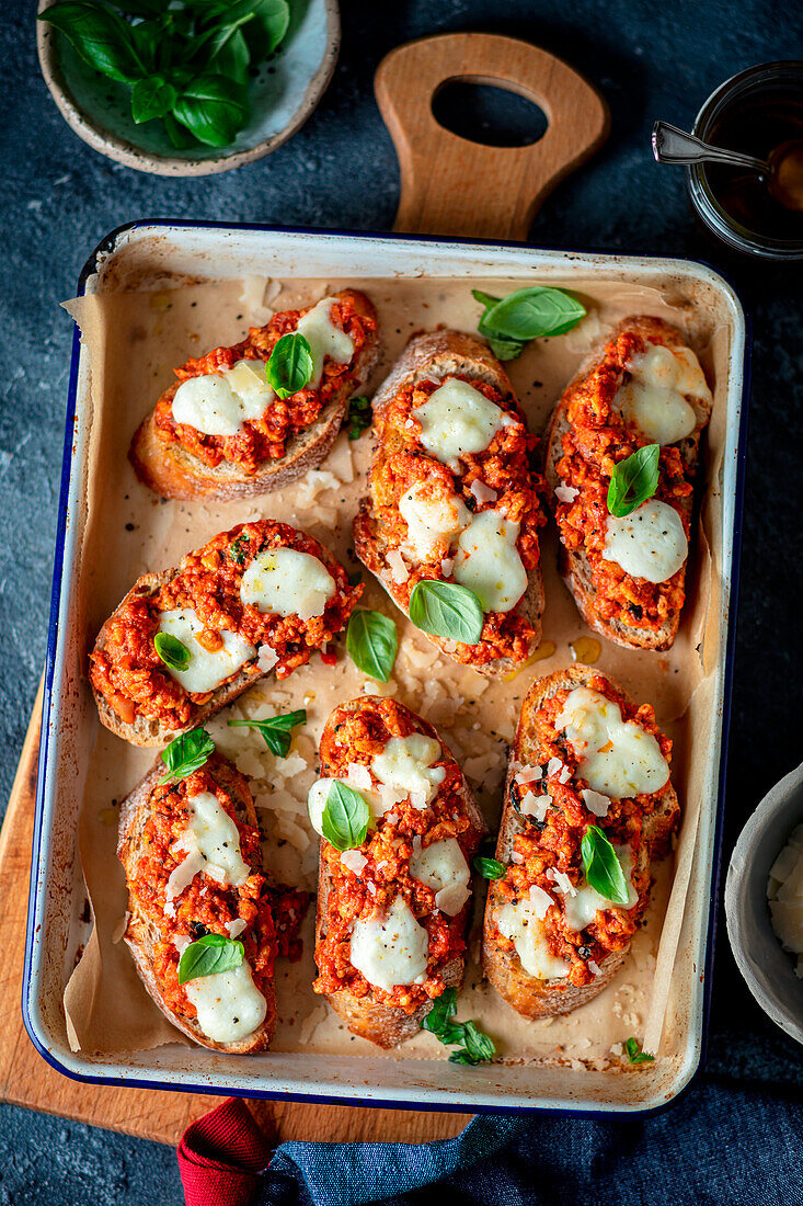 Überbackene Brote mit Ragout und Mozzarella