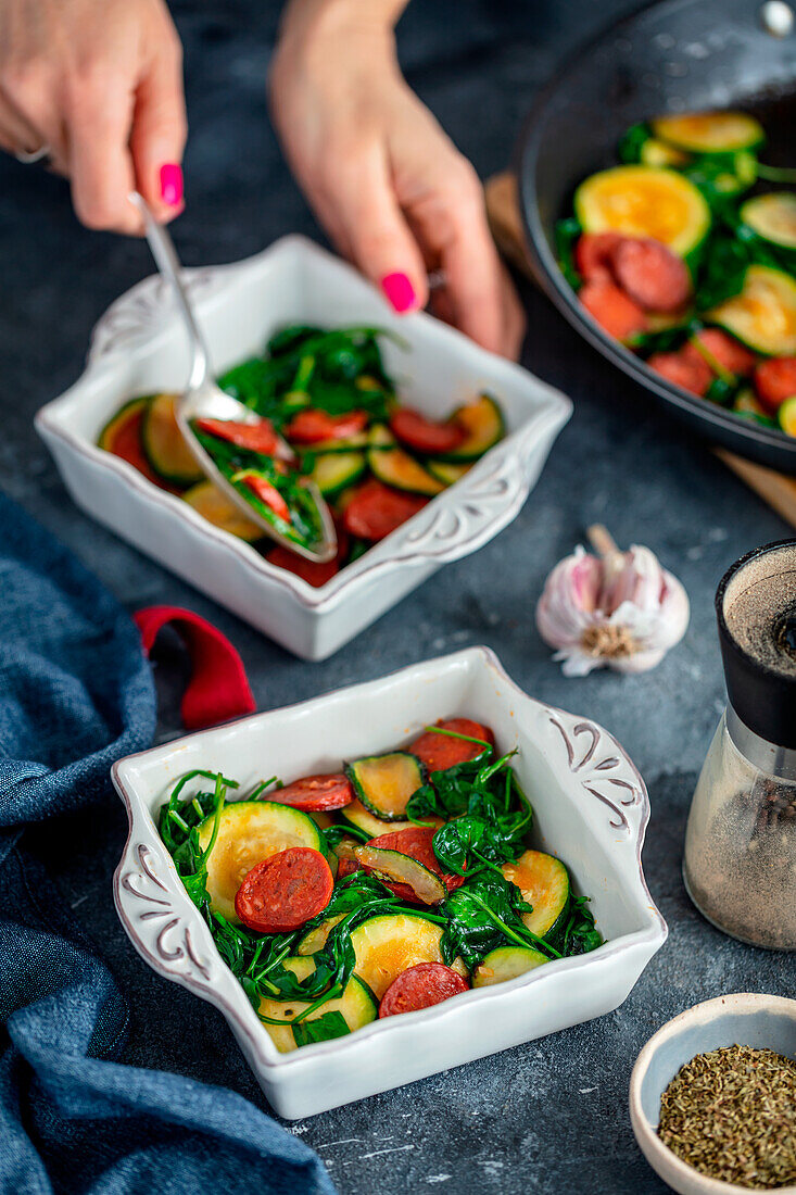 Zucchini mit Chorizo und Spinat in kleinen Auflaufformen