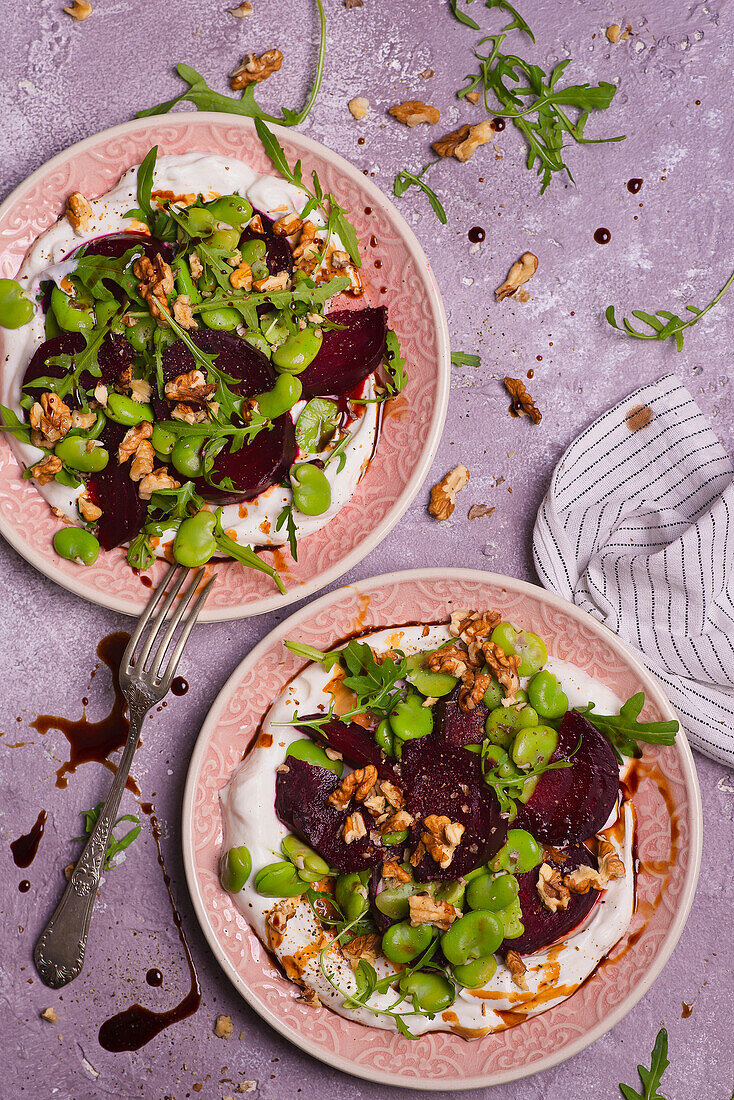 Knoblauchjoghurt mit Feta, gebackener Rote-Bete, Saubohnen und Walnüssen