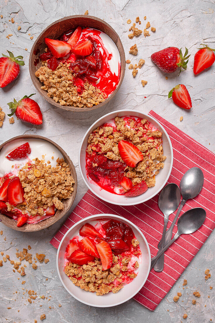 Müsli mit Joghurt, geröstetem Rhabarber und Erdbeeren