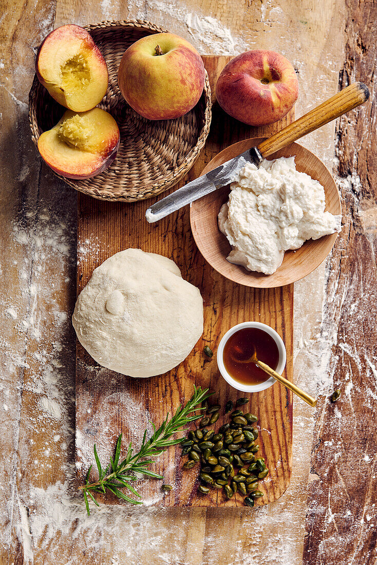 Zutaten zu Pinsa mit Grillpfirsich und Ricotta