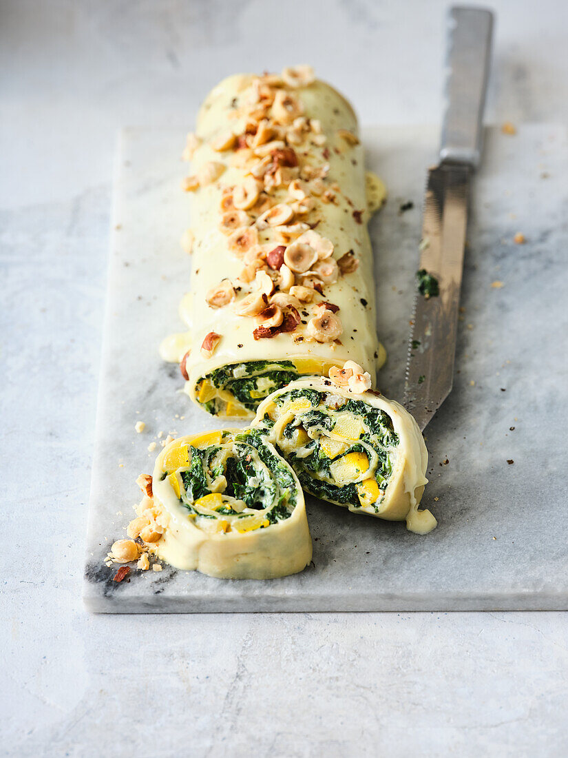 Rotolo di Pasta mit Blattspinat, Ricotta und Parmesan