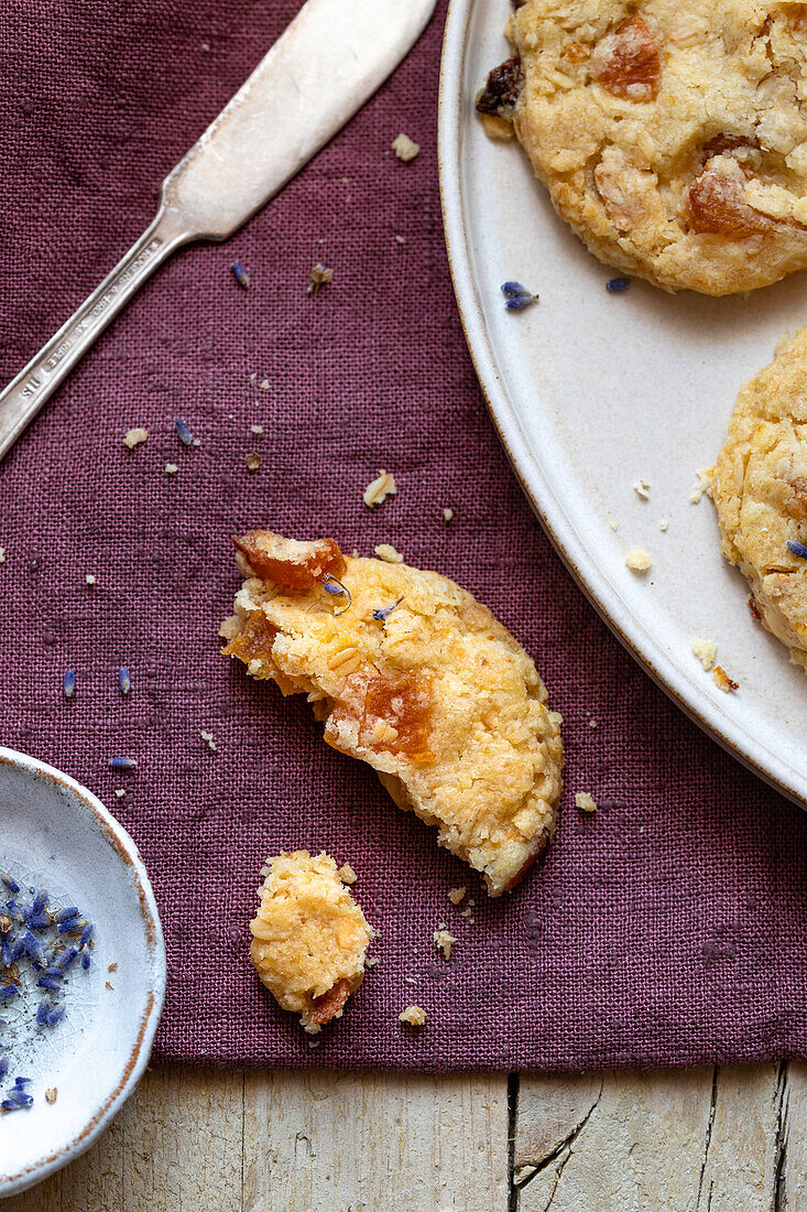 Haferflocken-Aprikosen-Kekse mit Lavendel