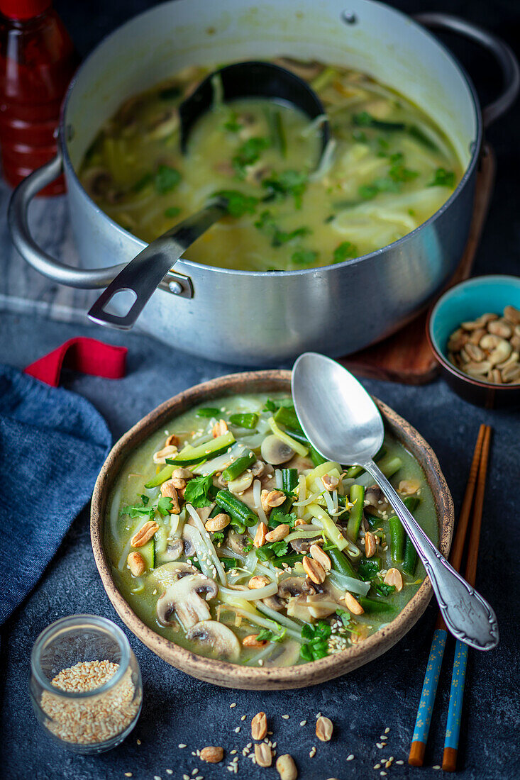 Vegane grüne Currysuppe mit Reisnudeln