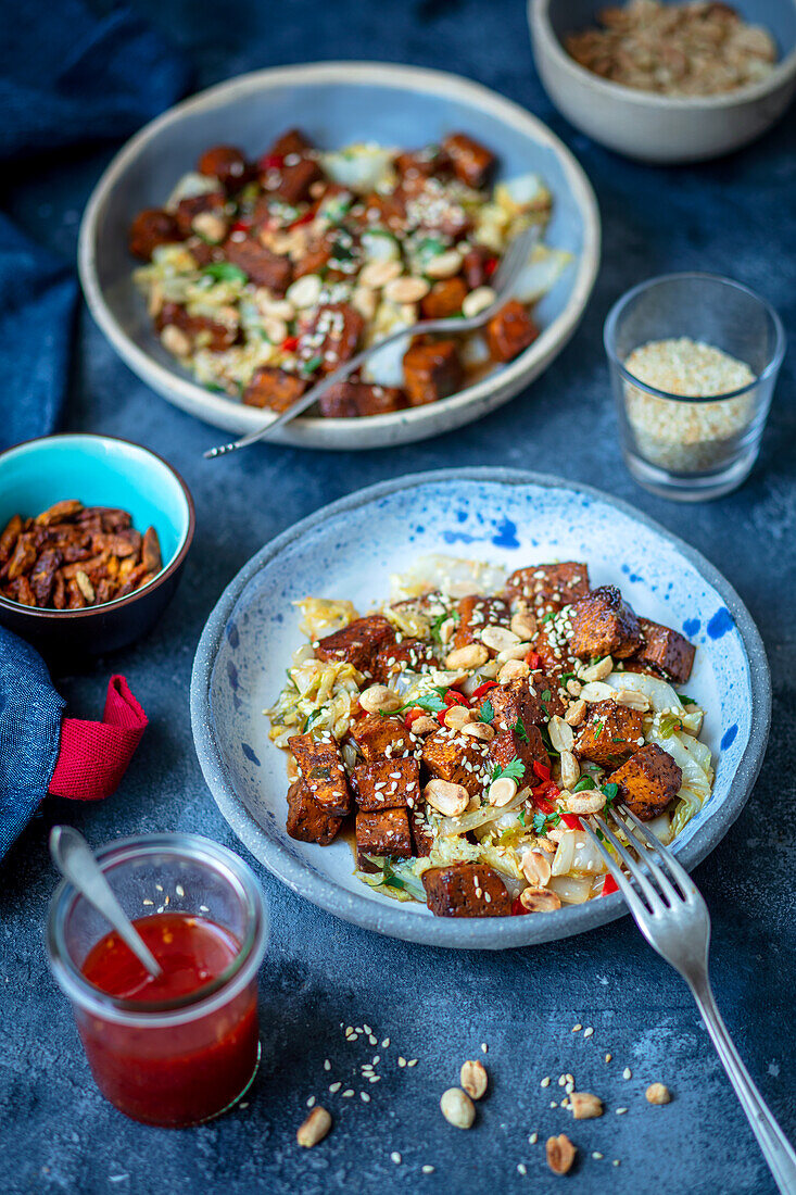 Gebratener Tofu mariniert in Teriyaki-Sauce mit gebratenem Kohl