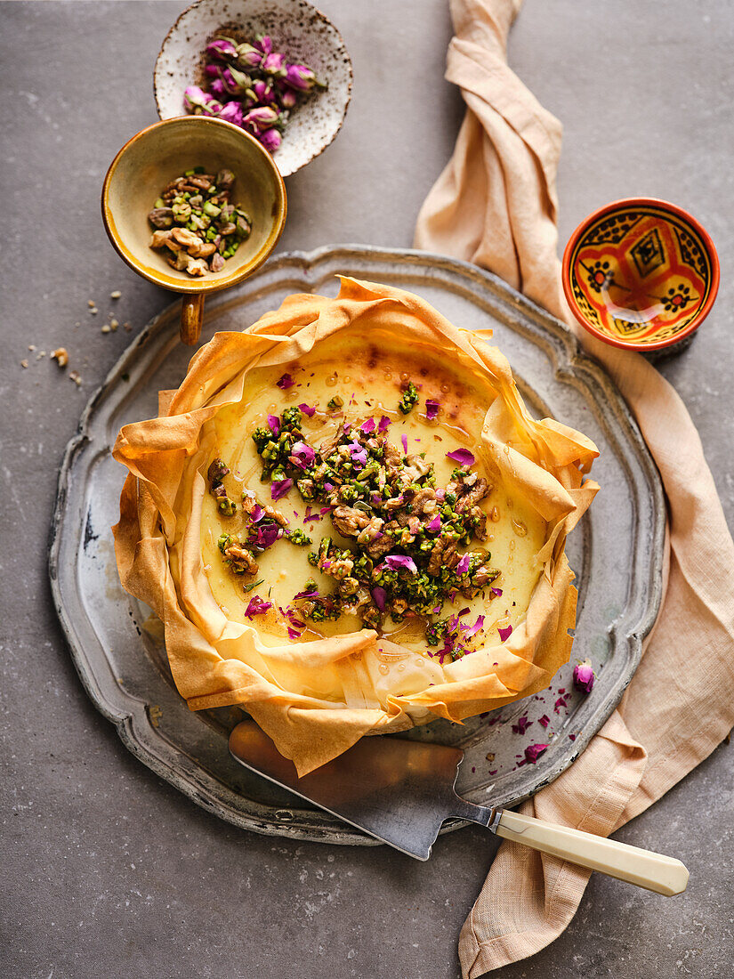 Labneh Cheesecake mit getrockneten Rosenblüten, Pistazien und Walnüssen
