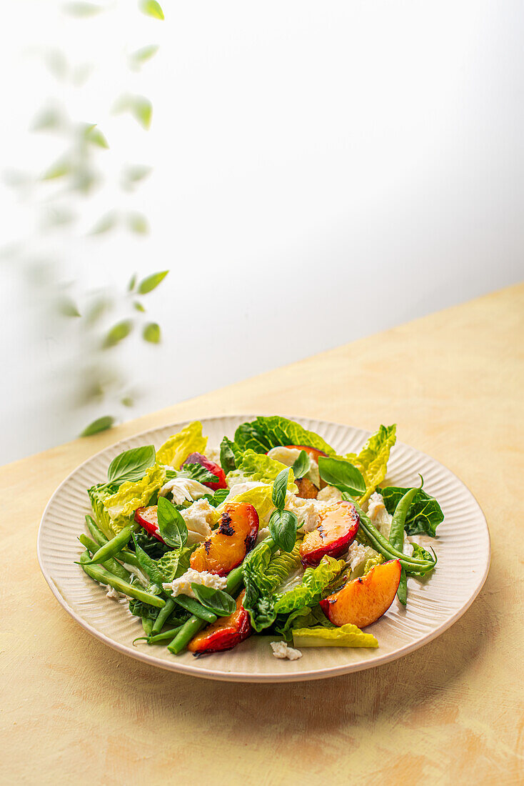 Sommersalat mit gegrillten Nektarinen, grünen Bohnen, Mozzarella und Basilikum