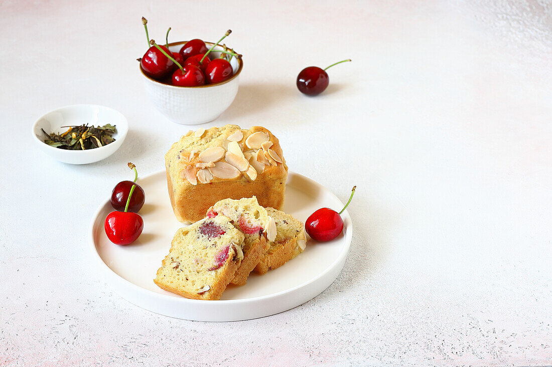 Mini cakes with cherries and almonds