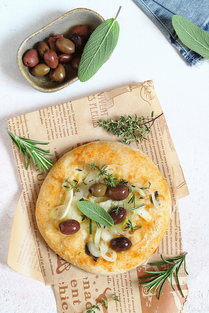 Mini pizza with endive, olives and herbs