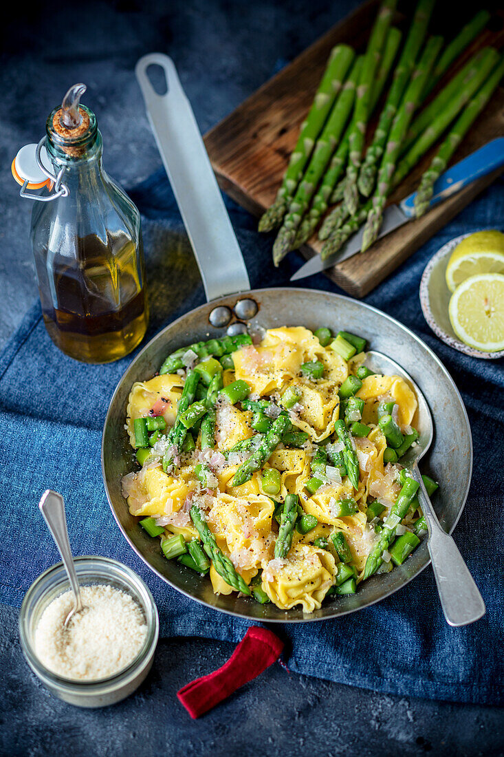 Tortellini with asparagus and lemon sauce