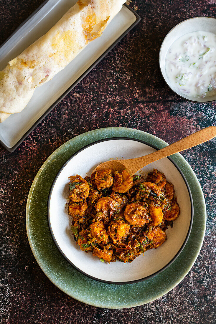 Gebratene Curry-Garnelen aus Chennai mit Dosa-Joghurt-Salat (Südindien)