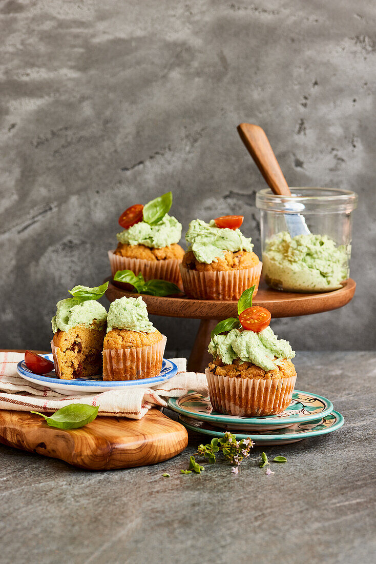 Italienische 'Tricolore'-Cupcakes mit Pestocreme
