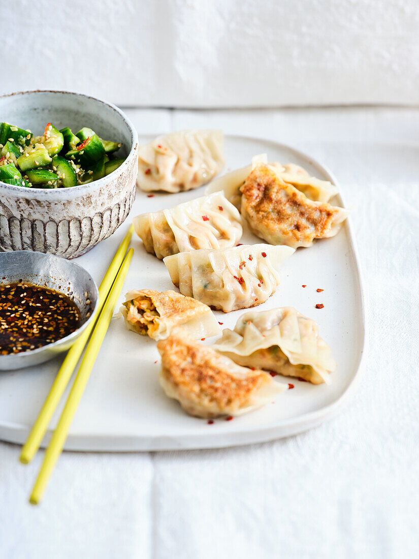 Japanische Gyoza - Teigtaschen mit Garnelen-Chinakohl-Füllung