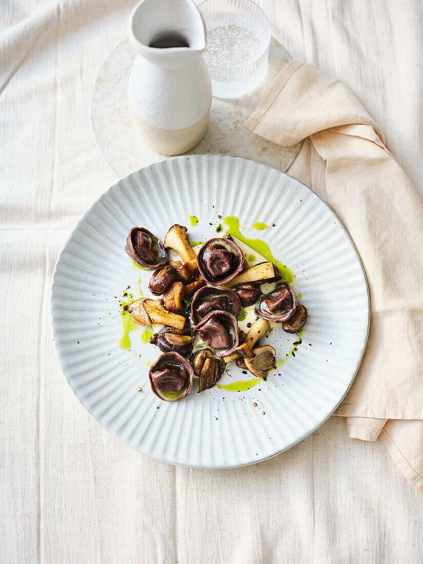 Cocoa tortellini with chestnut filling and chestnuts in chive oil