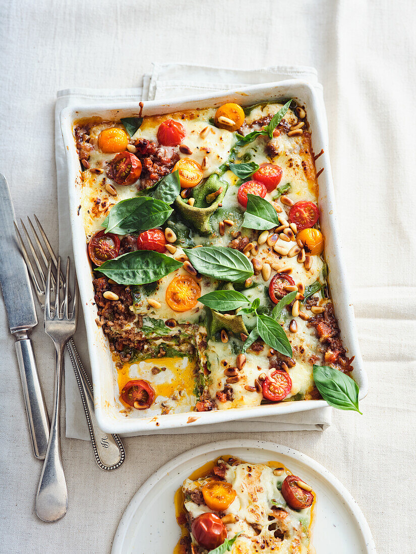 Lasagne verdure mit grünen Spinatpasta-Blättern