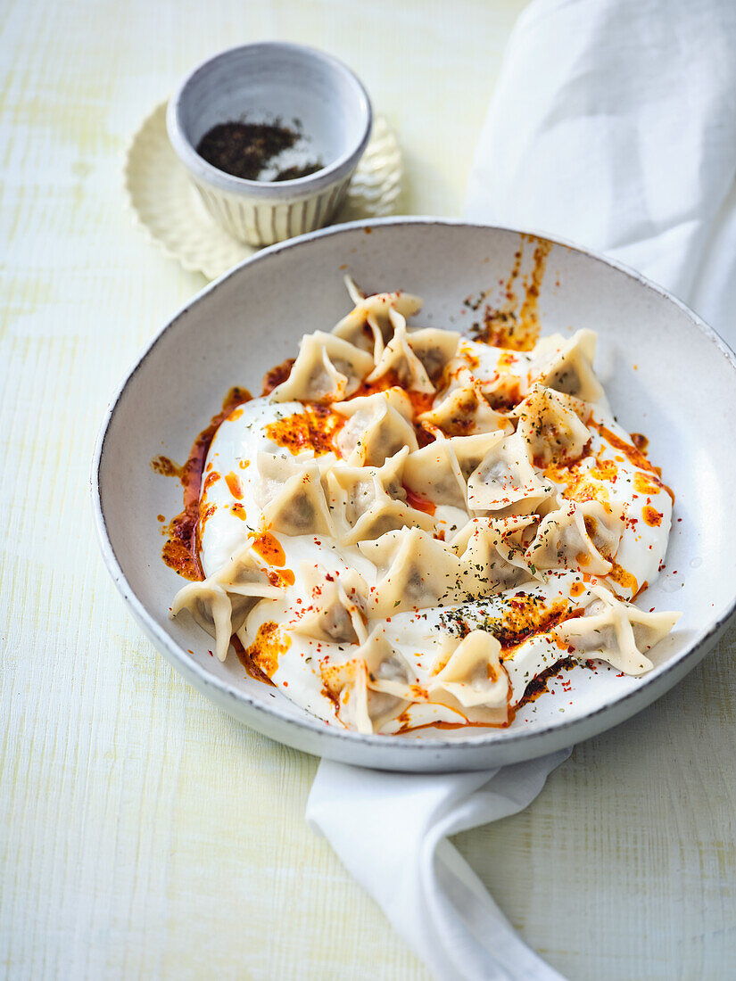 Türkische Manti gefüllt mit gewürztem Lammhack