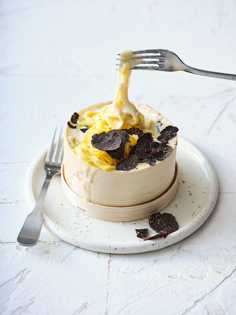 Pasta e Vacherin - Fettucine mit Ofenkäse und gehobeltem Trüffel