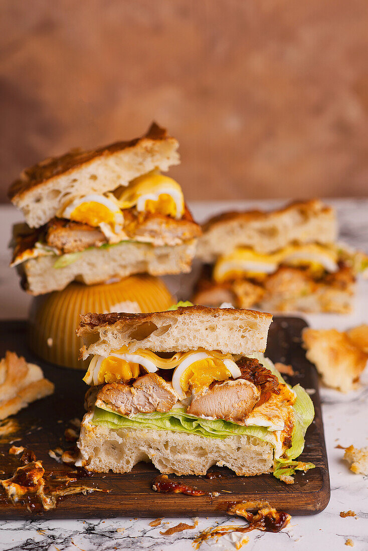 Focaccia-Sandwiches mit Hähnchen, Ei und Käse
