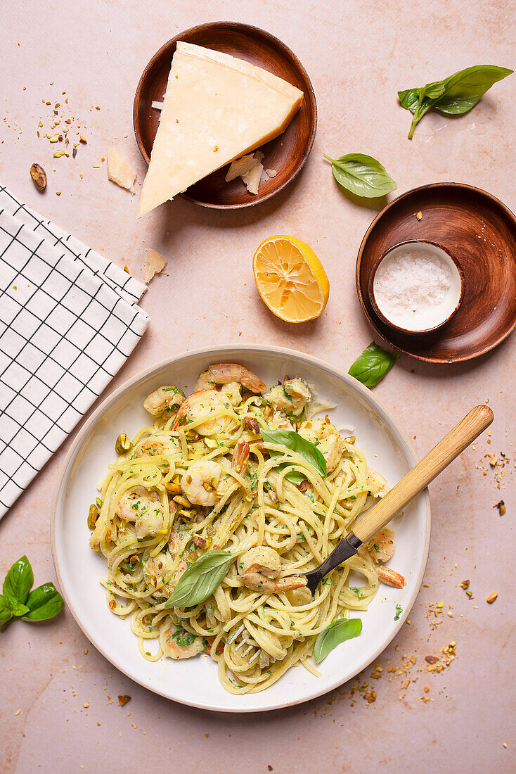 Spaghetti in Zitronen-Pistazien-Sauce mit Garnelen und Parmesan