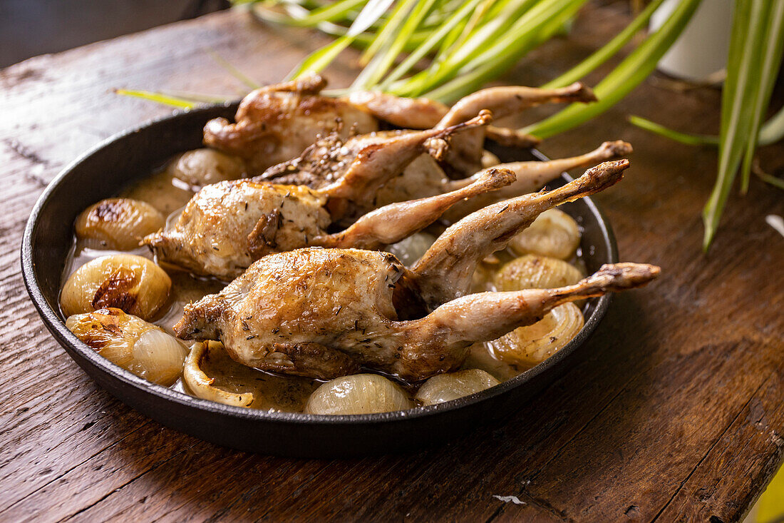 Wachteln mit Zwiebeln in Weißwein