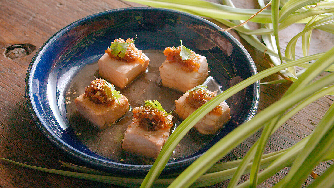 Salmon and sesame seeds bites