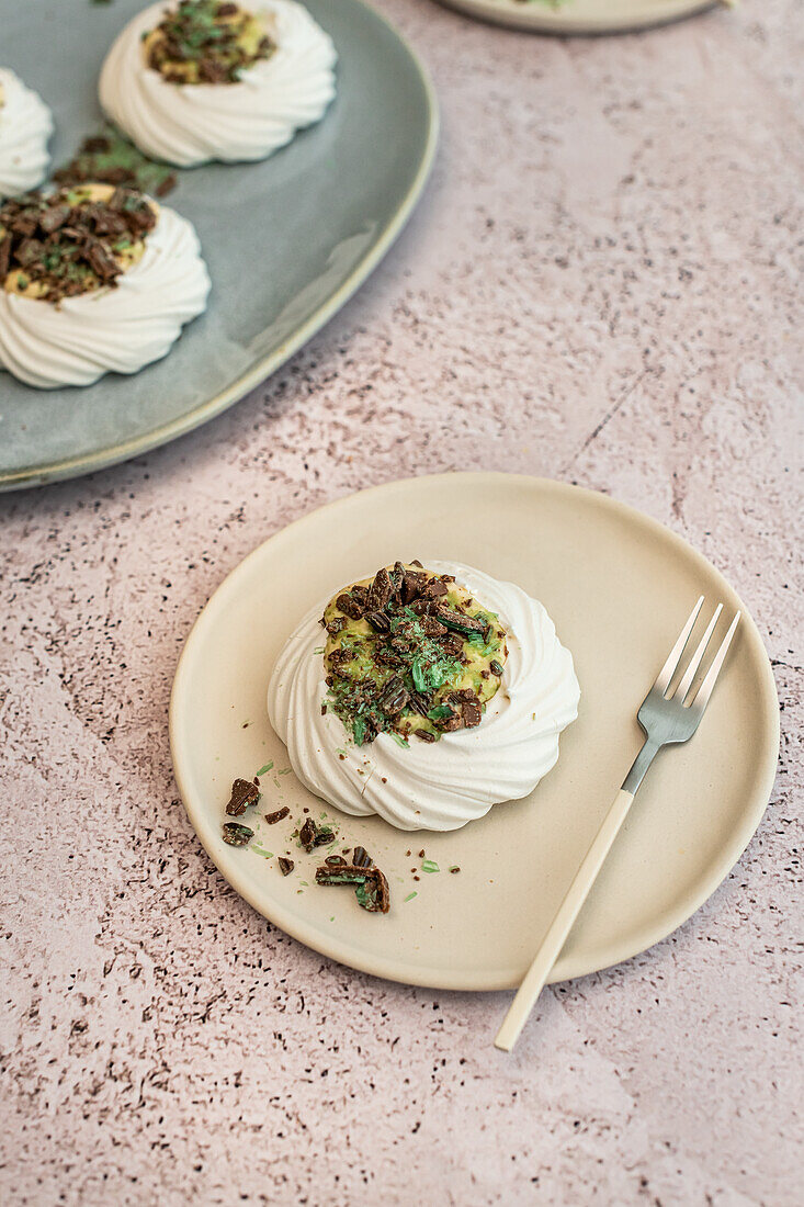 Mini-Pavlova mit Peppermint Crisp