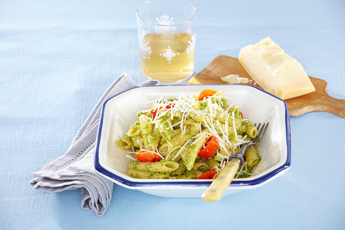 Pasta mit Brokkolipesto und Tomaten