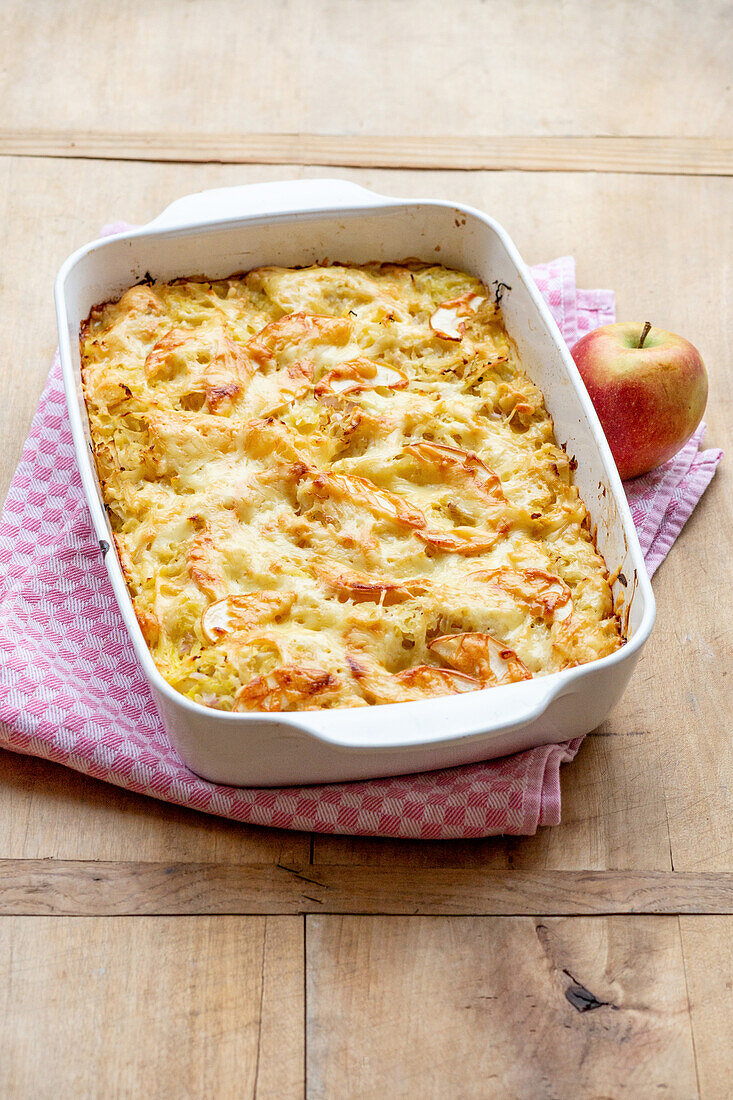 Sauerkraut lasagne with apple