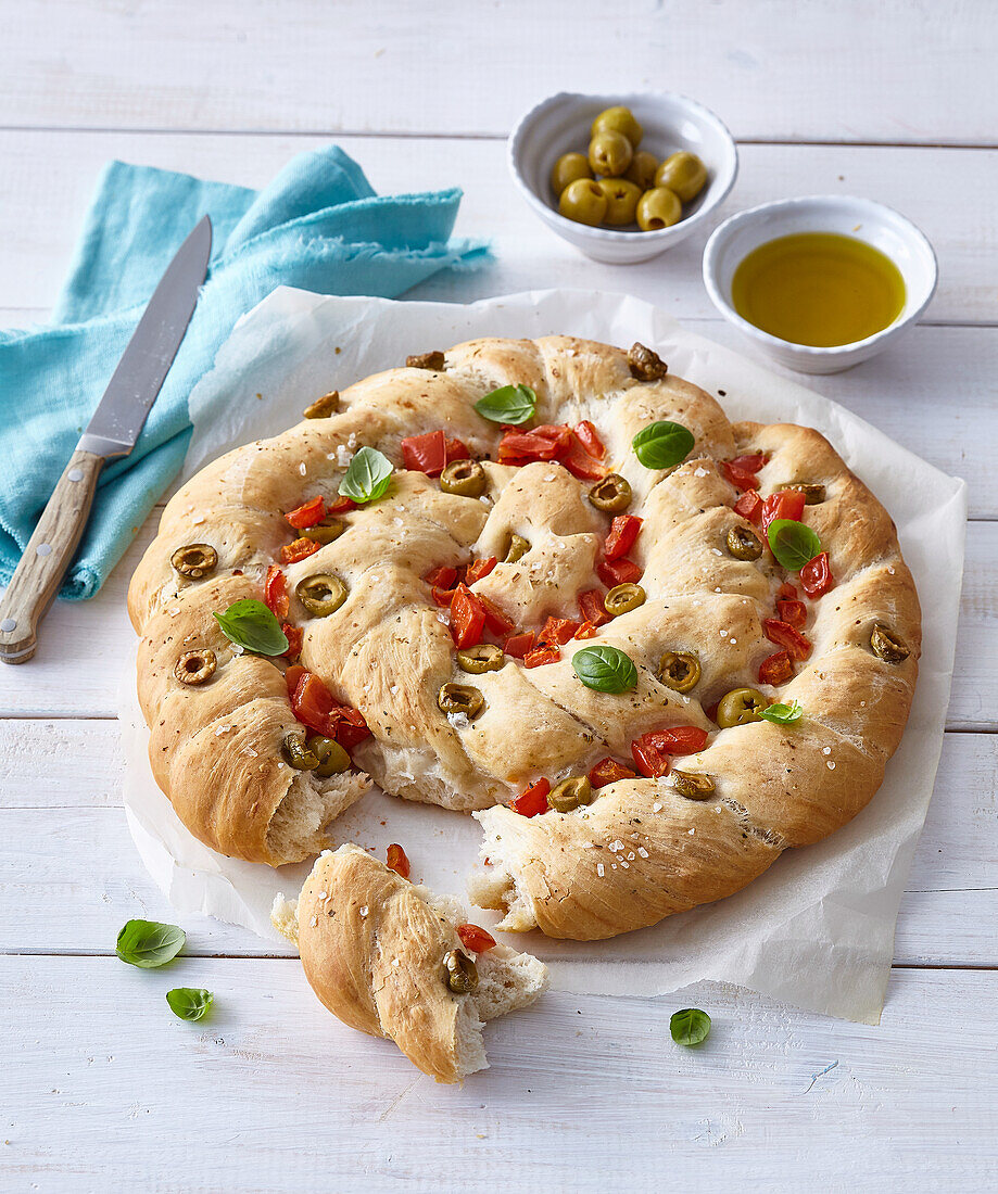 Focaccia mit Oliven und Tomaten