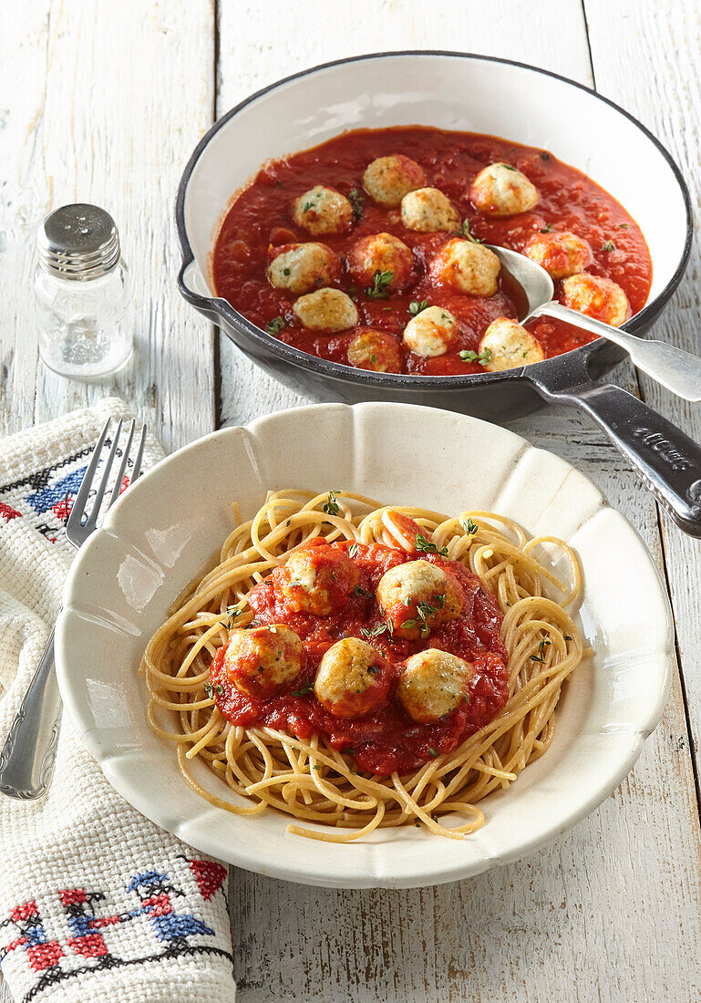 Turkey balls with spaghetti and tomato sauce