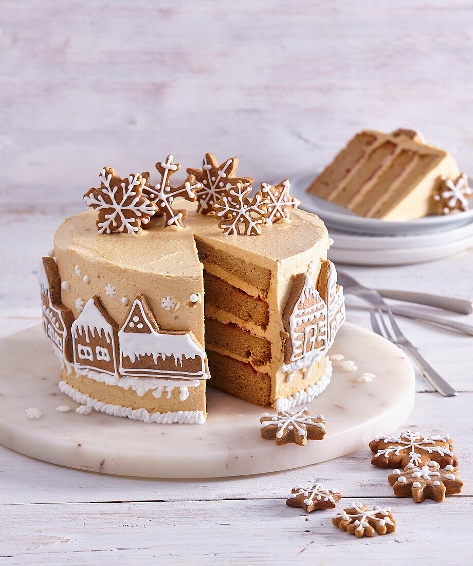 Festliche Weihnachtstorte mit Lebkuchenplätzchen dekoriert