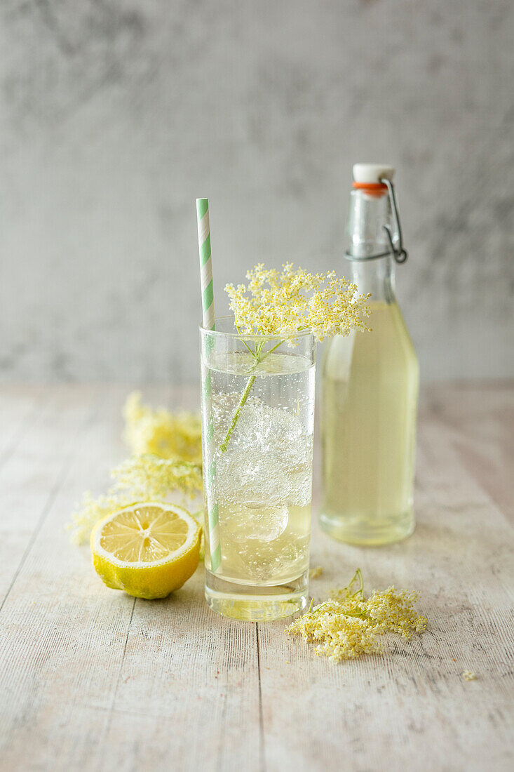 Limonade mit Holunderblütensirup und Zitronensaft